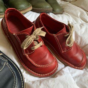 39 Granate Fyn Duckfeet | Red Leather Derby Shoes | Asymmetrical Stitching